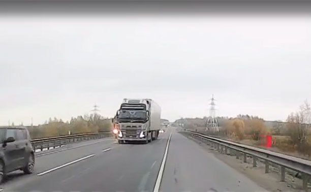 В Туле водитель большегруза «выдавил» встречку на обочину
