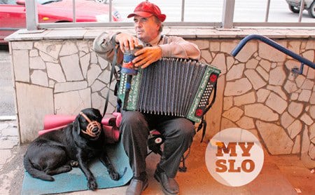 Кто-то забрал деньги со стихийного мемориала в честь слепого музыканта в переходе на Каминского