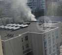 Из окна лицея № 2 на ул. Галкина валит дым, на месте работают пожарные расчеты