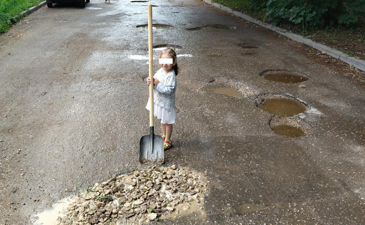 Девочка с лопатой: в Алексине ребенок помог засыпать ямы на дорогах