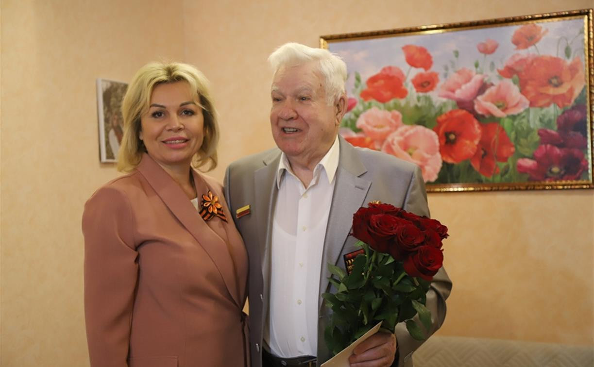 Ольга Слюсарева поздравила участника Великой Отечественной войны Михаила Свинтицкого