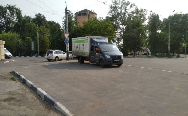 Туляк пожаловался на припаркованный на ул. Кутузова грузовик