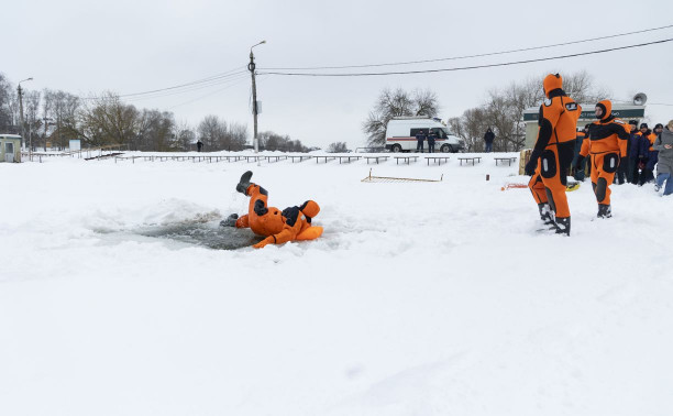 Тульские спасатели показали, как вытащить провалившегося под лёд человека