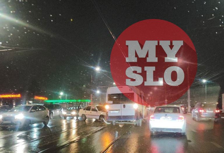 На Пролетарском мосту легковушка столкнулась с маршруткой