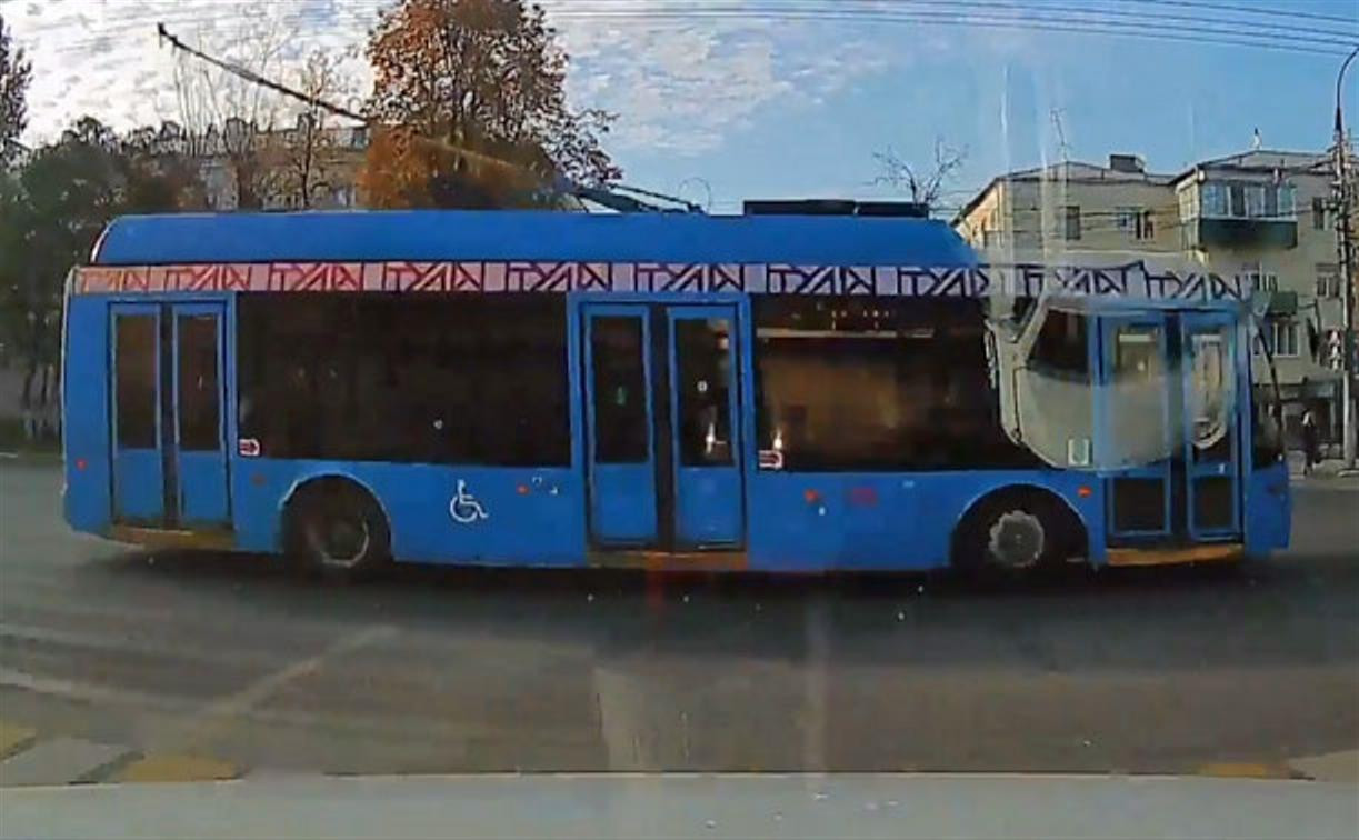 «Накажи автохама»: на пр. Ленина троллейбус пролетел на красный