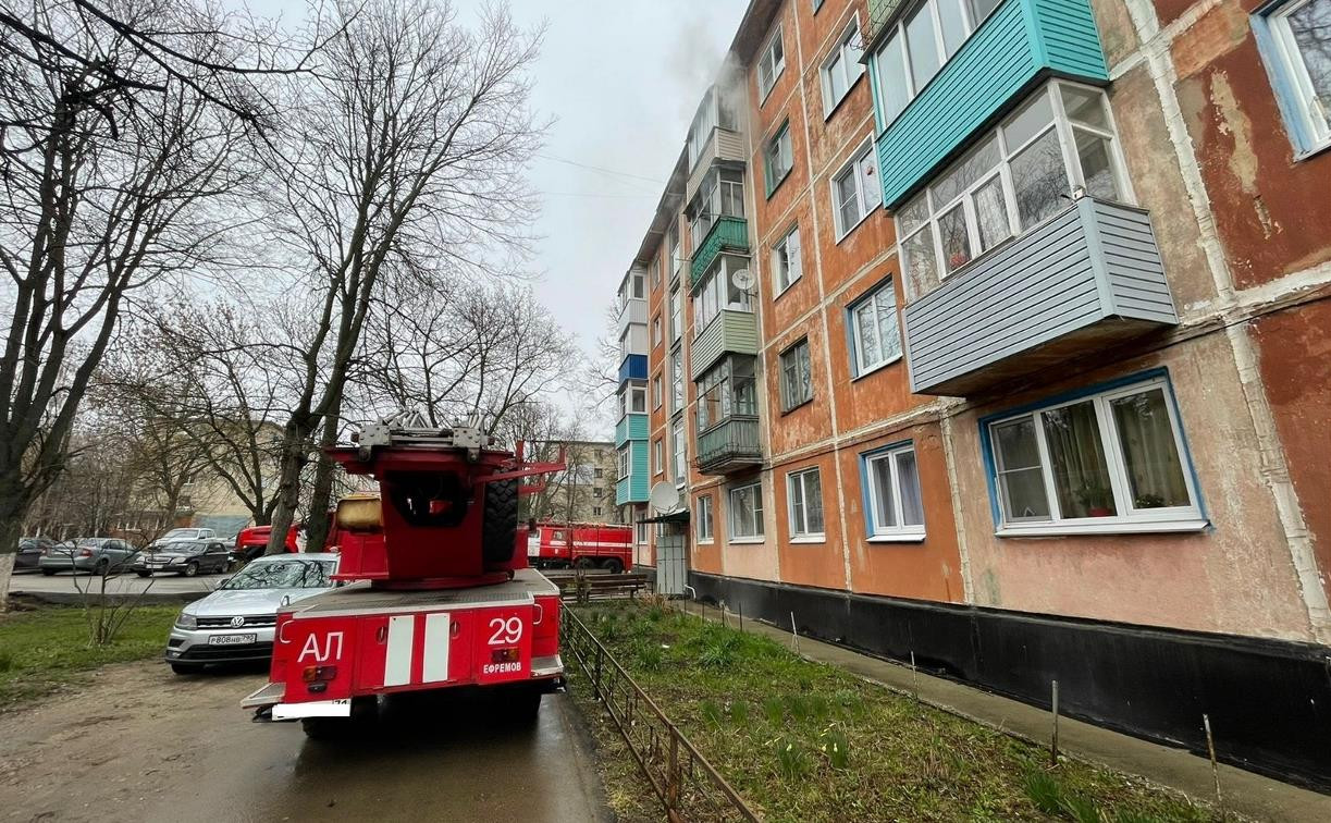 Спасатели эвакуировали 10 человек из горящей пятиэтажки в Ефремове
