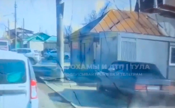 В Туле водитель ВАЗа лихо промчал по тротуару