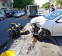 На ул. Дмитрия Ульянова в Туле легковушка сбила мотоциклиста 