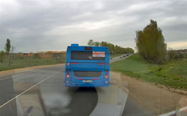 «Накажи автохама»: уместится ли автобус на обочине при обгоне медленной пробки?