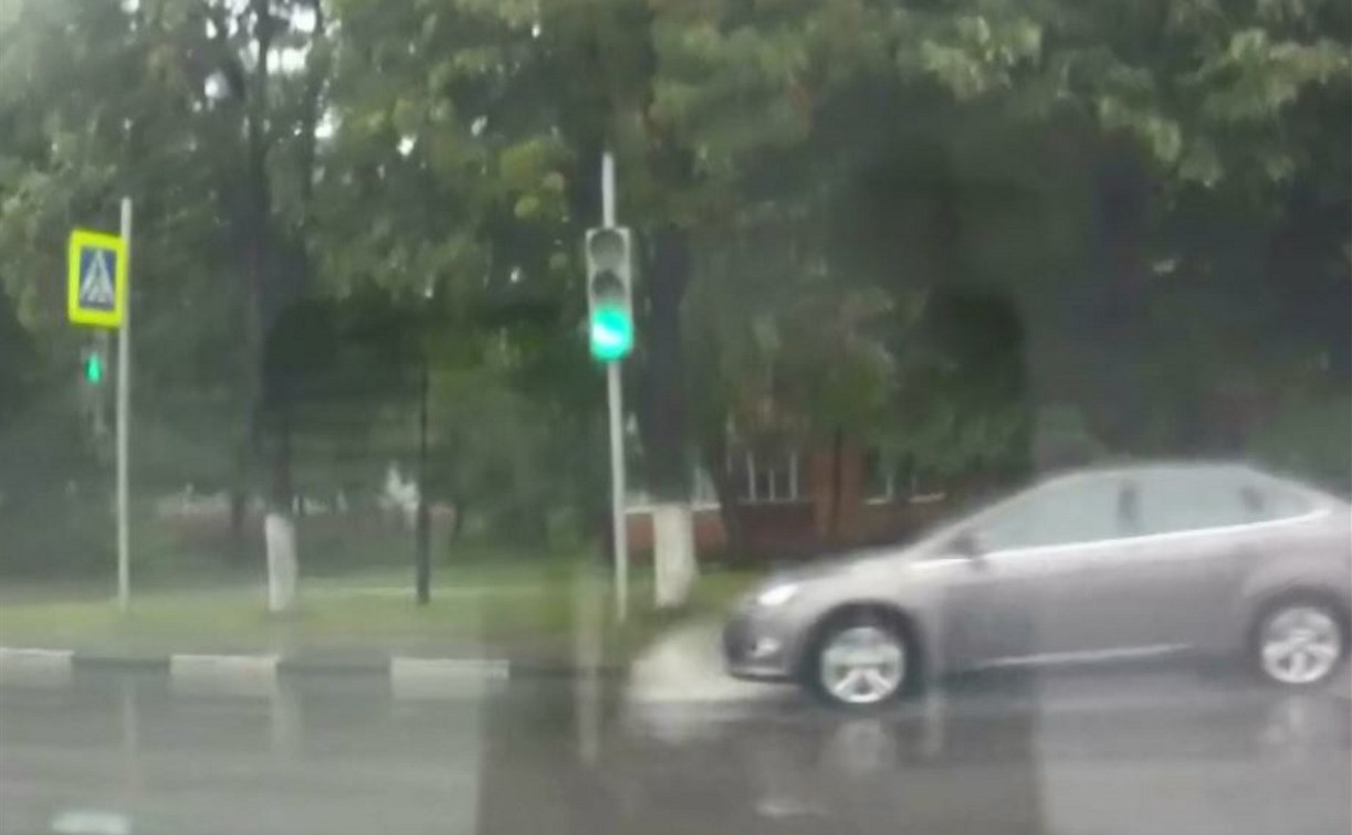 В Туле проскочившие на красный свет машины едва не устроили ДТП: видео
