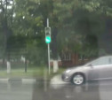 В Туле проскочившие на красный свет машины едва не устроили ДТП: видео