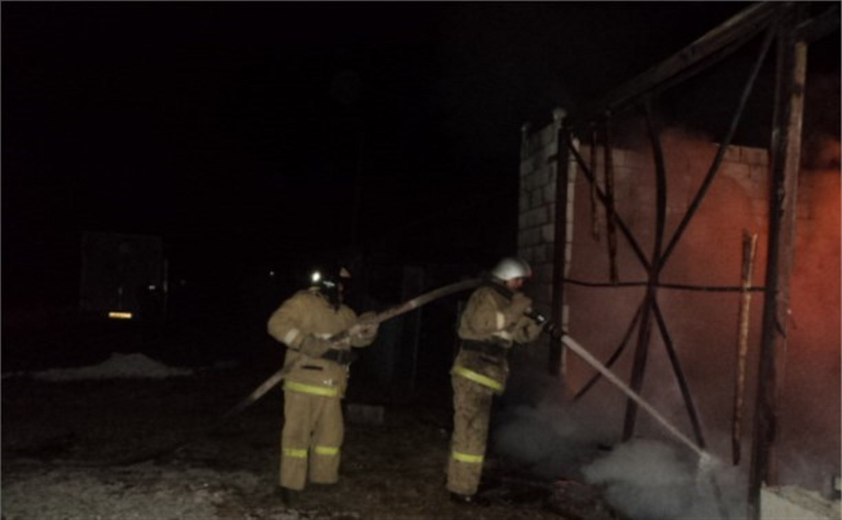 В Киреевском районе сгорел гараж с двумя машинами