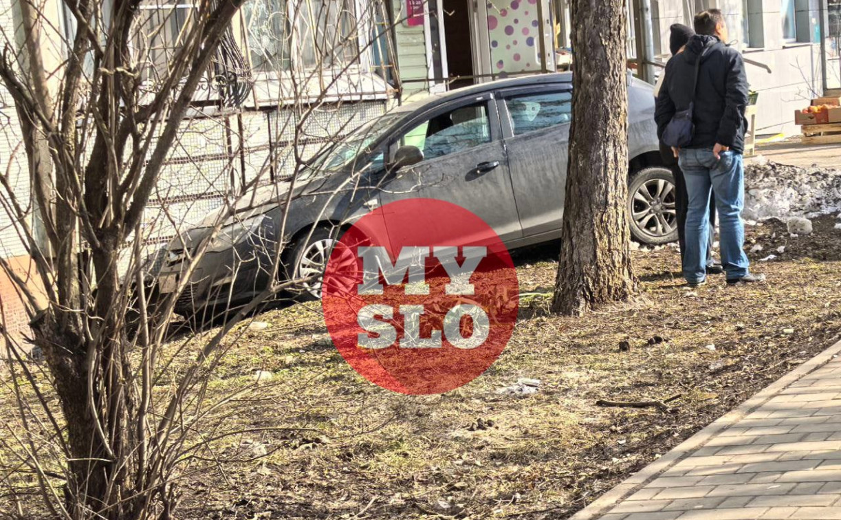 В Заречье водитель умер за рулем и влетел в жилой дом 