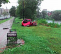На ул. Дмитрия Ульянова «Лифан» пробил забор и врезался в дерево