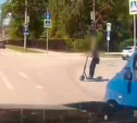 В Туле ребенок на самокате поехал на красный и едва не попал под машину