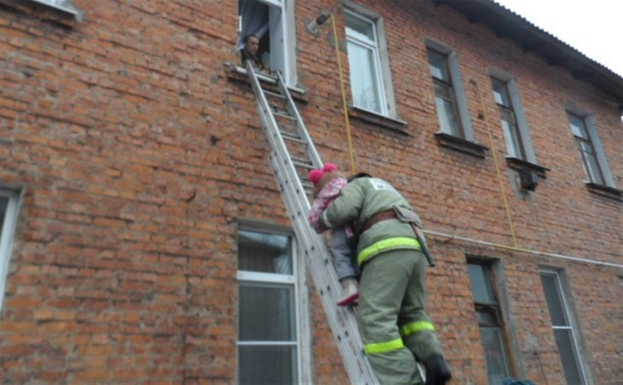 В Суворовском районе пожарные спасли четырёх человек