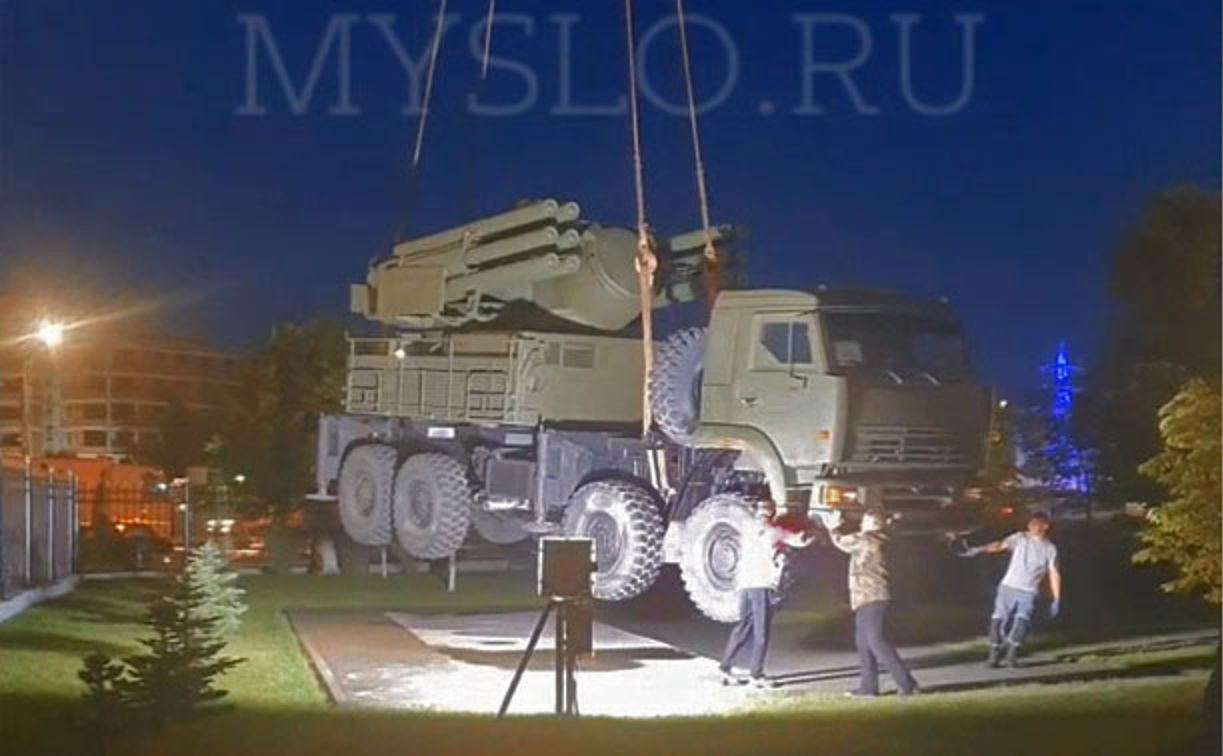 «Панцирь-С1» поставили на территорию Тульского музея оружия с помощью кранов: видео