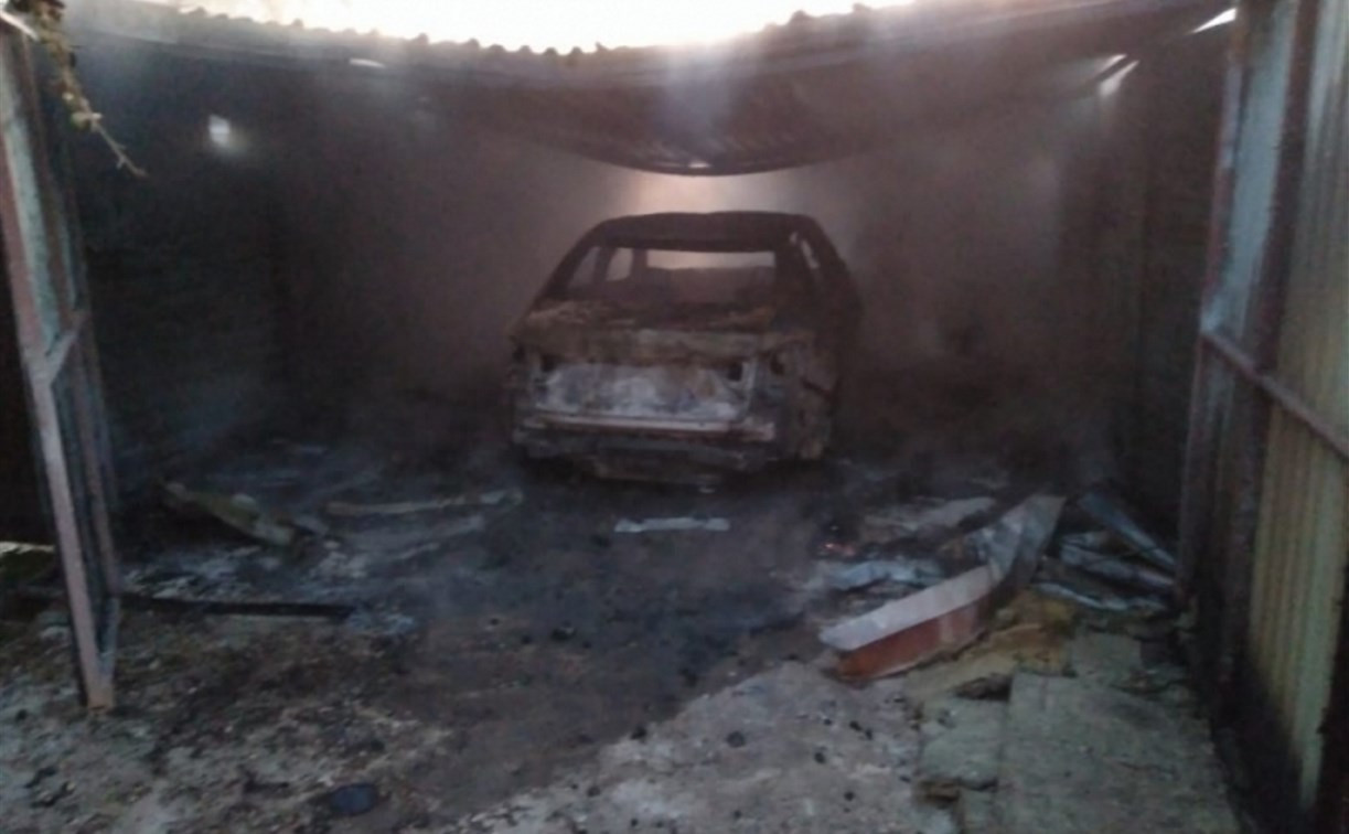 В тульском селе под утро сгорел гараж с автомобилем
