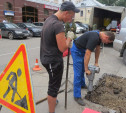 Дорожные рабочие капитально ремонтируют дыру в асфальте на улице Каминского 