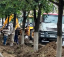 Варварское благоустройство: в Туле дорожные рабочие обрубают корни деревьев