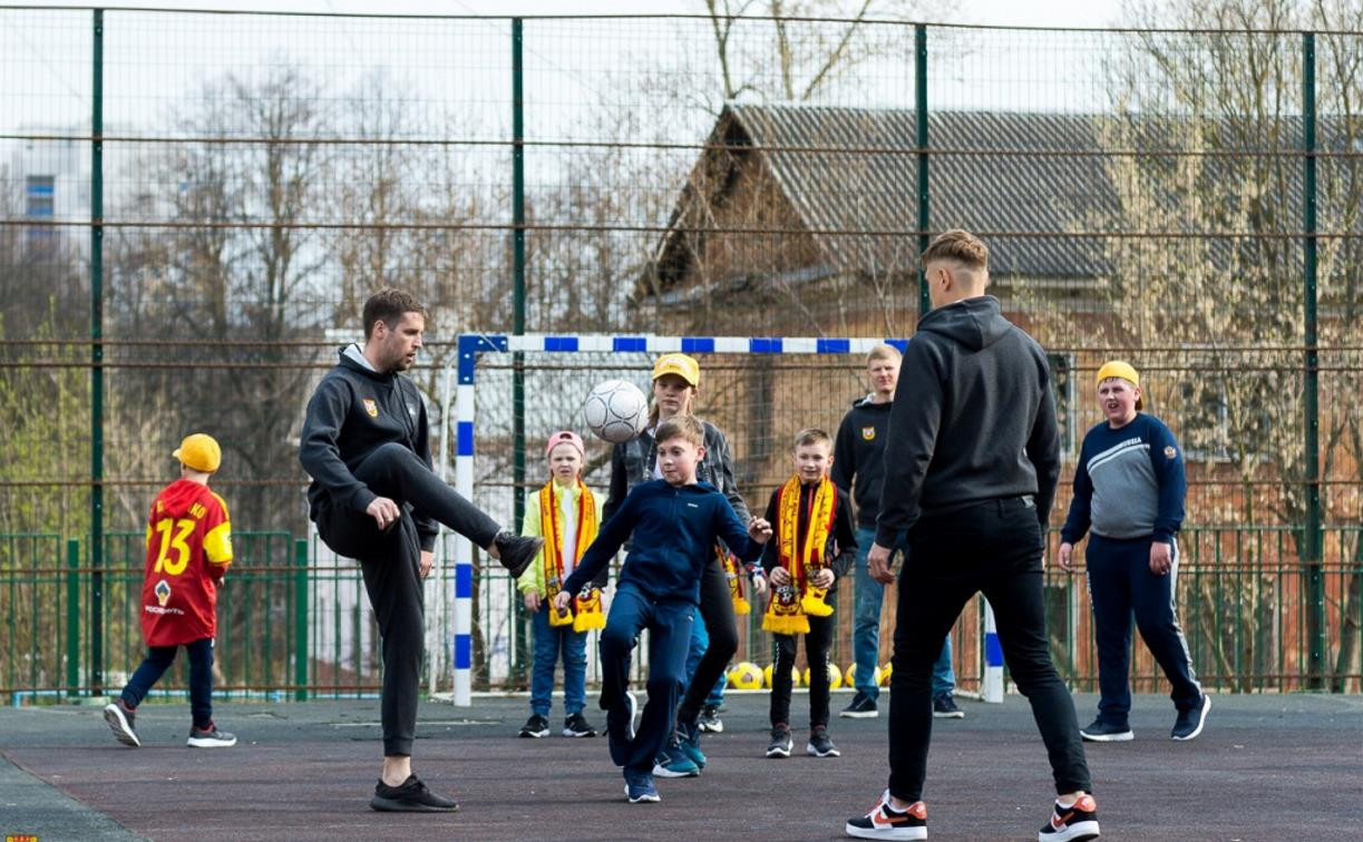 Игроки «Арсенала» сыграли в футбол с детьми из реабилитационного центра 