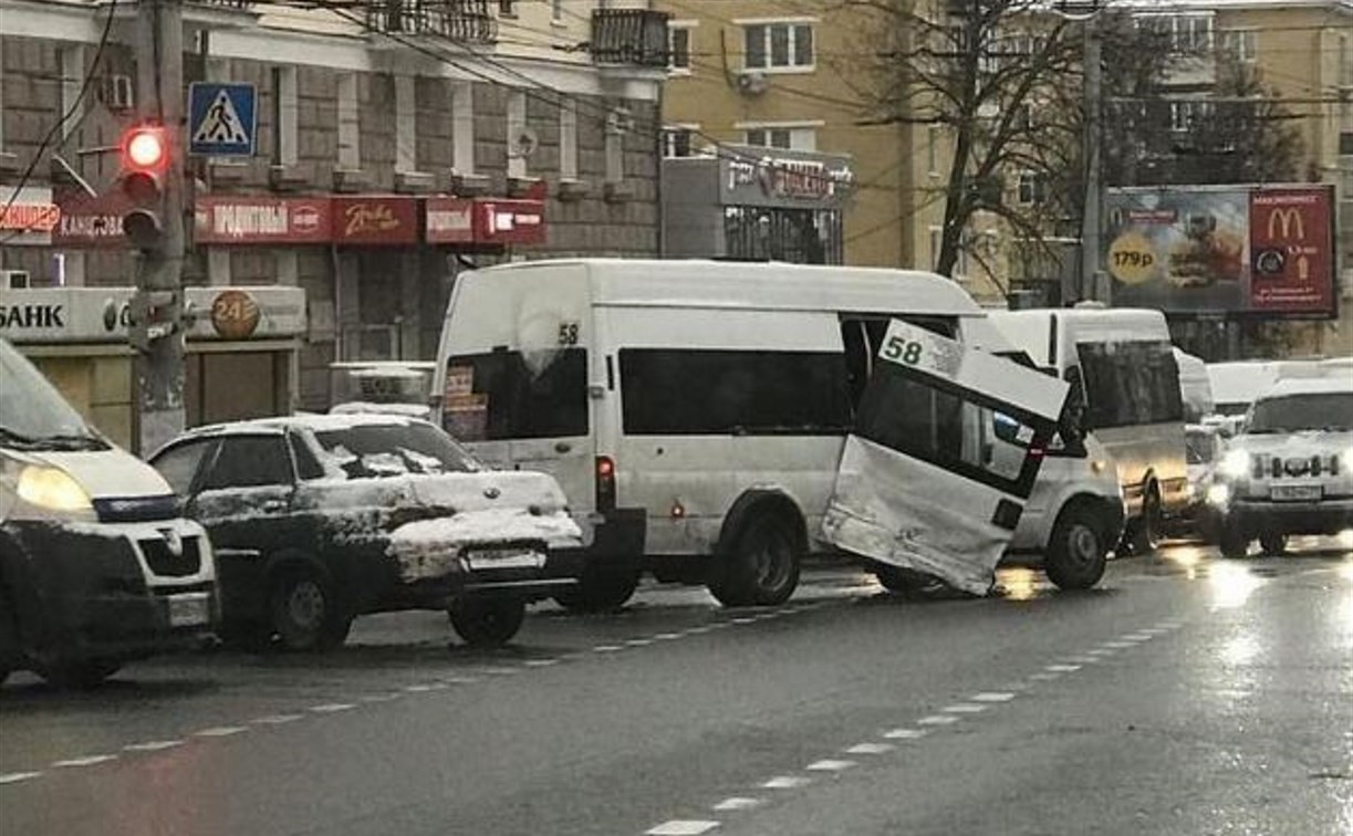 В результате ДТП на проспекте Ленина у маршрутки оторвало дверь