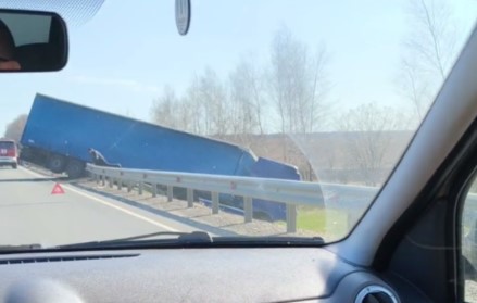 Под Богородицком фура смяла «Ладу Приору» и улетела в кювет