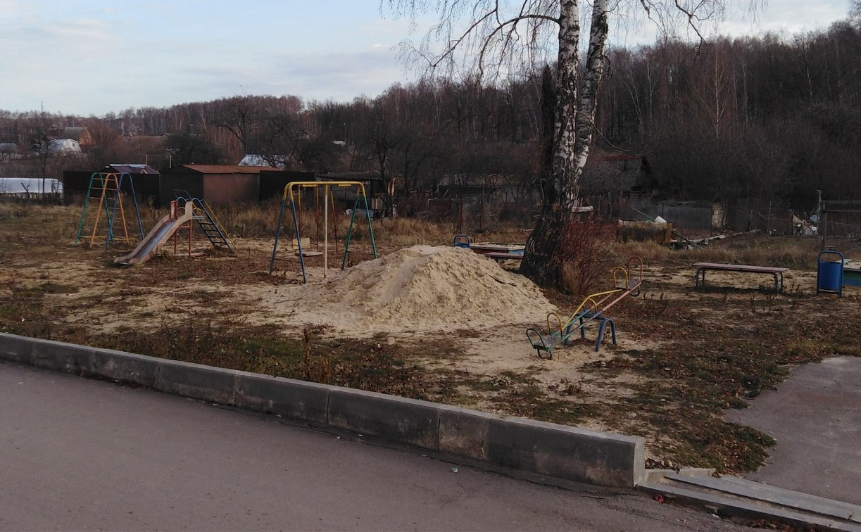 Жители пожаловались на опасную детскую площадку в Суворове