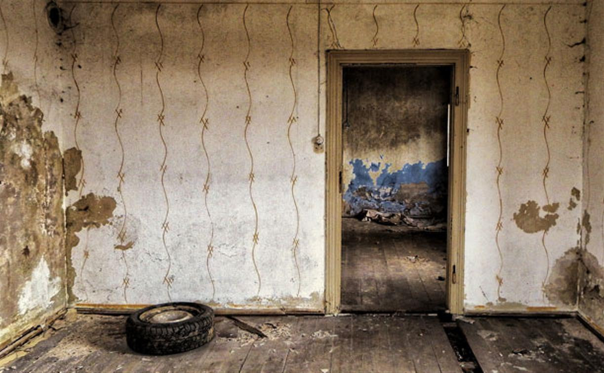 В Тульской области москвичка поставила на учет в заброшенном доме двух иностранцев