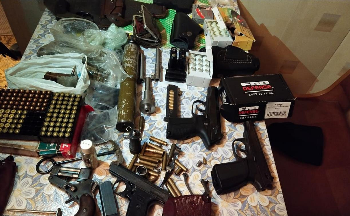 В Щекинском районе полицейские и чекисты накрыли подпольный оружейный цех: фоторепортаж
