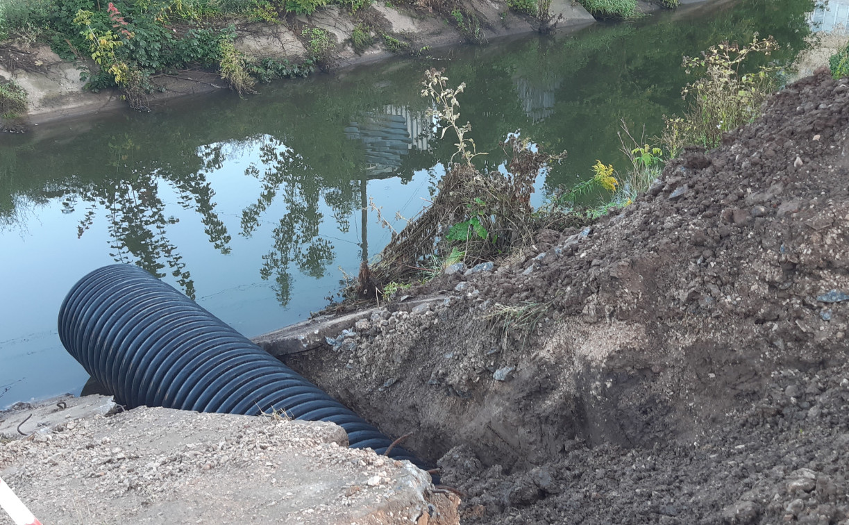 «Трубу прячут спешно, канализация пойдет в Воронку»: тулячка рассказала о подозрительных работах в сквере на Ф. Смирнова