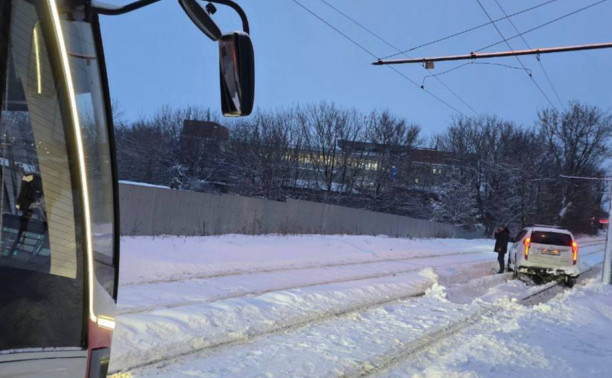 В Мясново внедорожник застрял на трамвайных путях