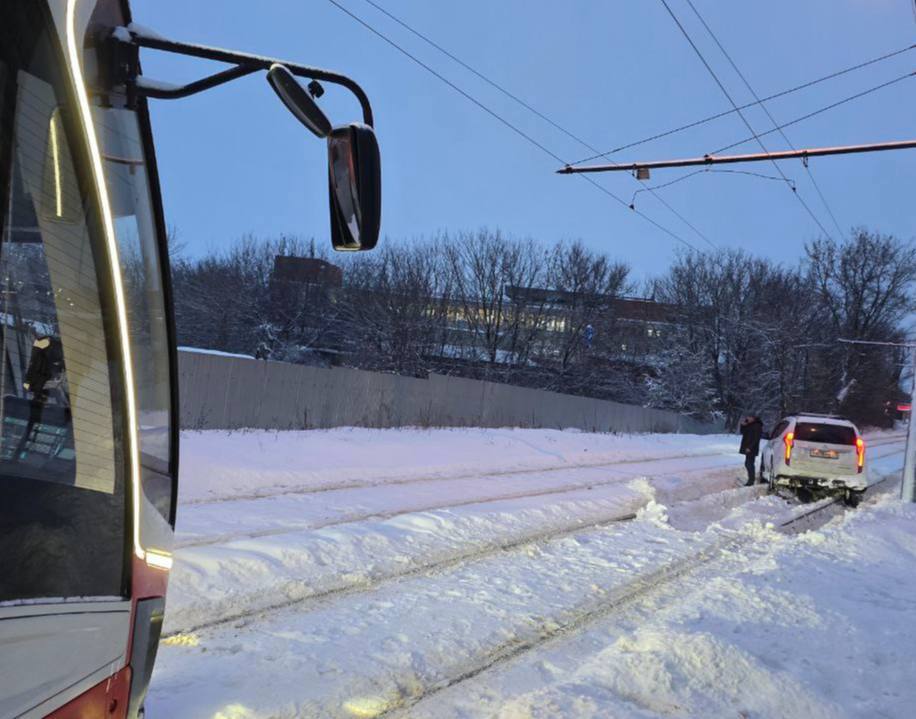 В Мясново внедорожник застрял на трамвайных путях