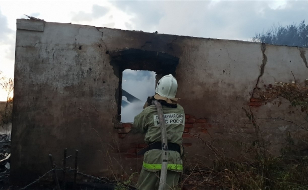 В Бутырках загорелся заброшенный дом