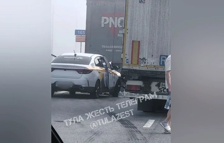 На трассе М-4 «Дон» из опрокинувшейся фуры рассыпались пиломатериалы: движение затруднено