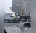На трассе М-4 «Дон» из опрокинувшейся фуры рассыпались пиломатериалы: движение затруднено