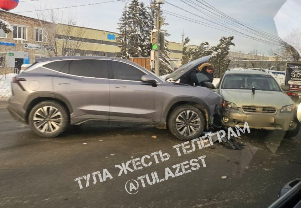 На Новомосковском шоссе китайский кроссовер столкнулся с Subaru