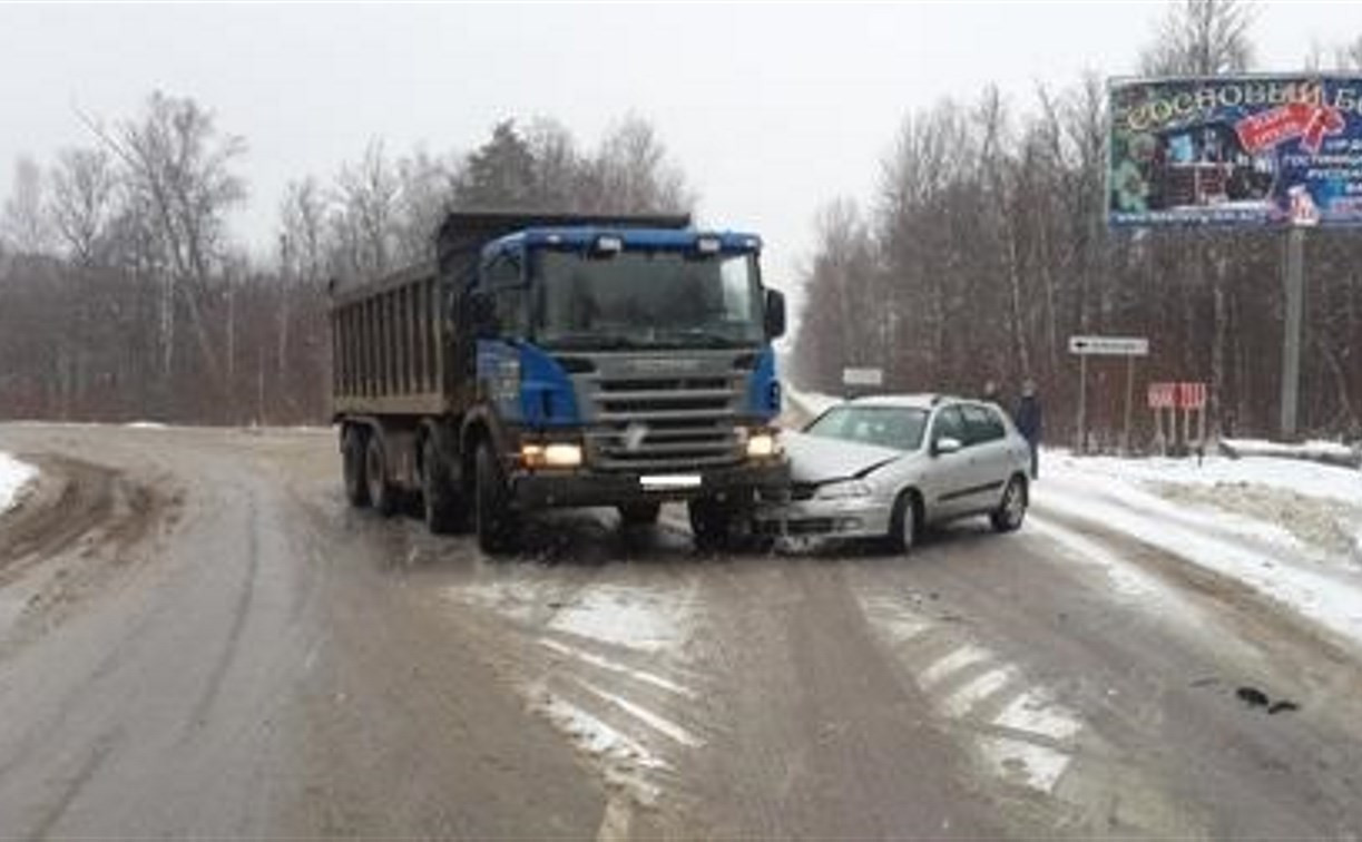 В Алексине фура помяла легковушку