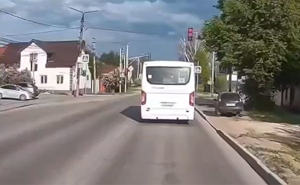 На ул. Карпова автобус бесцеремонно промчал на красный