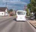 На ул. Карпова автобус бесцеремонно промчал на красный