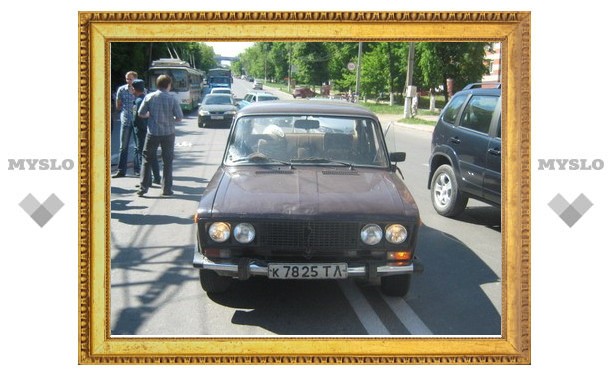 Двое школьников попали под машину