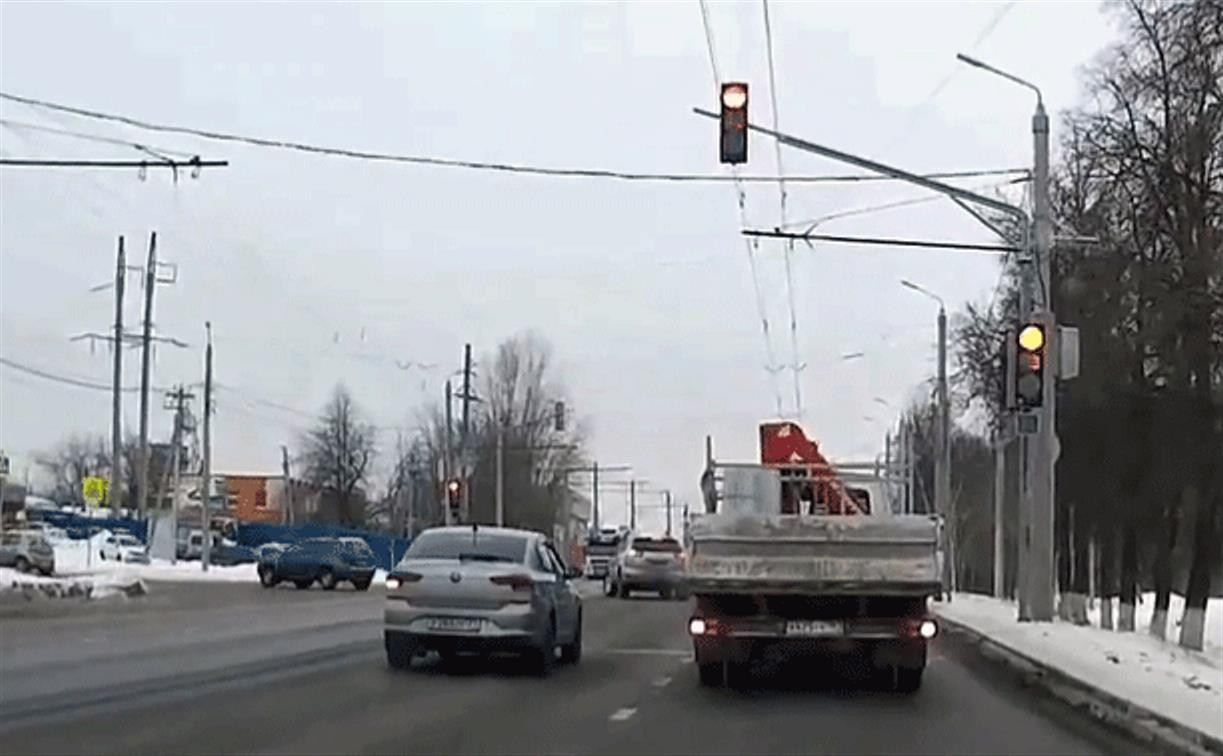 На ул. Октябрьской двое пролетели на красный