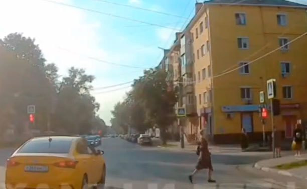 В Туле таксист проехал по встречке и на красный