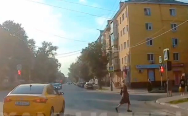 В Туле таксист проехал по встречке и на красный