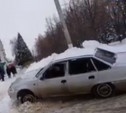 В Новомосковске пьяная девушка на угнанной машине въехала в сугроб: видео