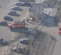 Тульские пожарные тушили горящую легковушку и башенный кран