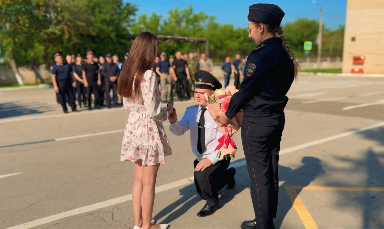 В Туле полицейский во время построения предложил своей девушке руку и сердце
