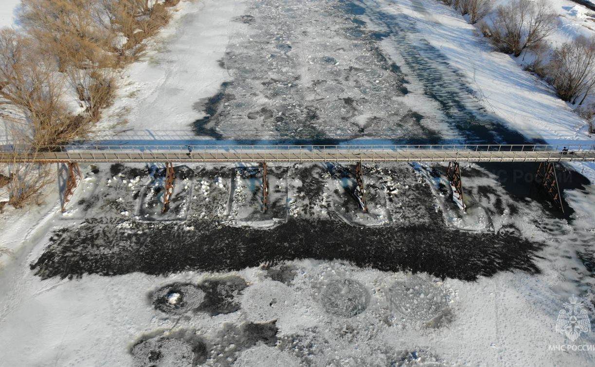 В Тульской области спасатели «покрасили» лед на реке Дон в черный цвет