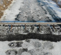 В Тульской области спасатели «покрасили» лед на реке Дон в черный цвет