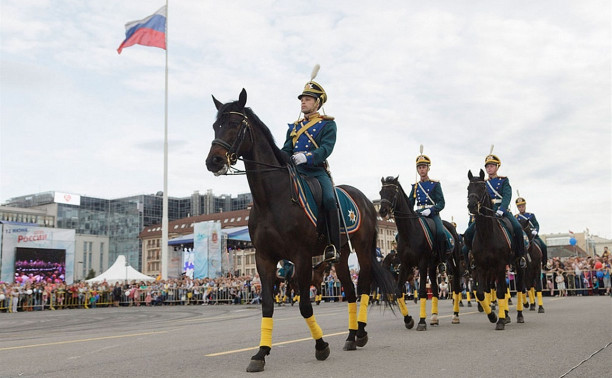 Туляки увидели церемонию развода конных и пеших караулов Президентского полка